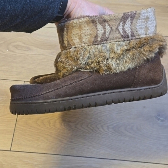 MANITOBAH MUKLUKS Moccasins Vibram Sole Trees Pattern Fur Brown Bootie W6 - Picture 5 of 6
